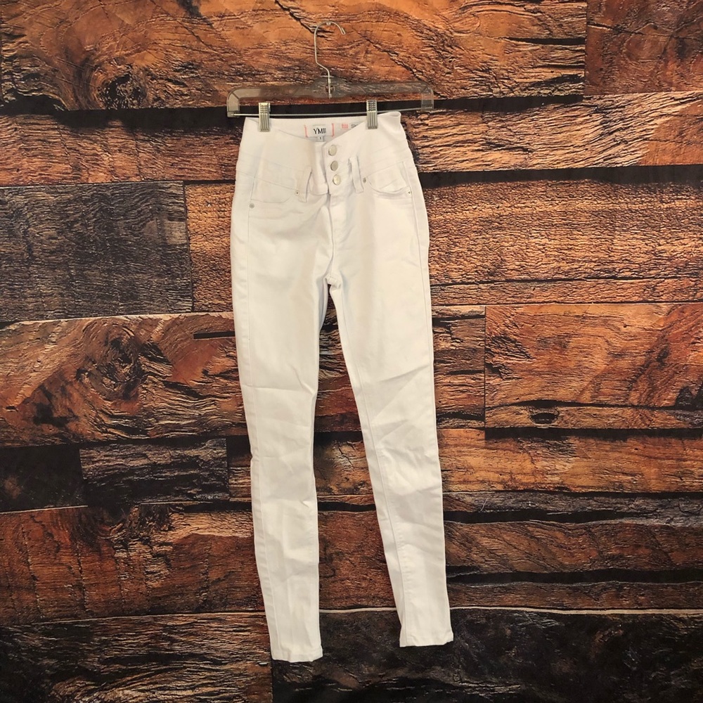 🚨 White High Waisted Jeans 🚨